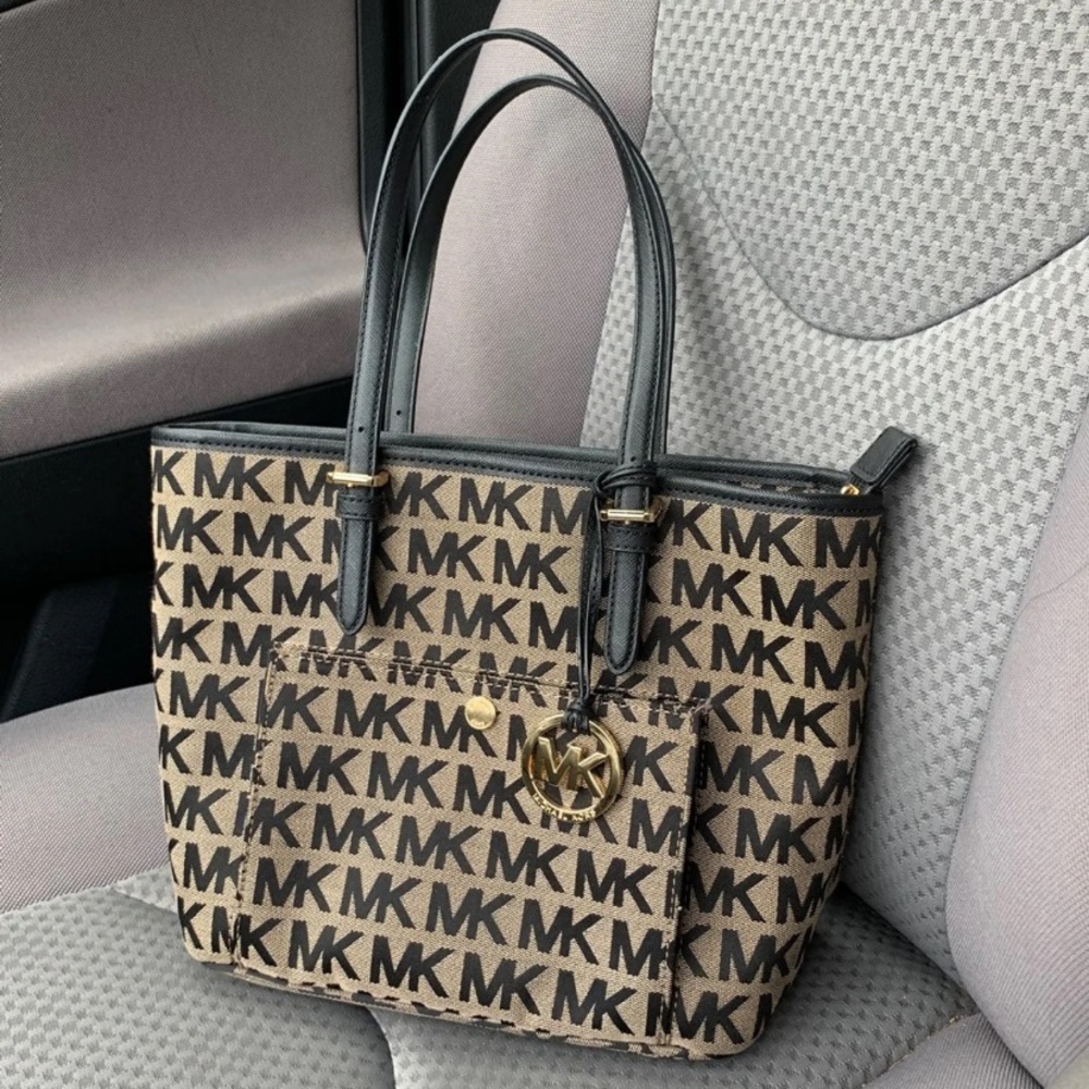 Michael kors purse.